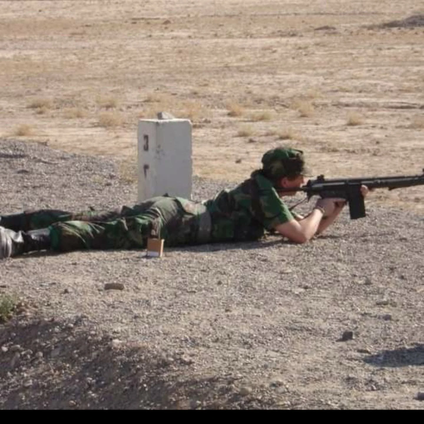 Daniela num exercício militar de tiro