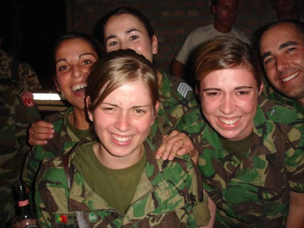 Grupo reunido num momento de convívio em uniforme militar