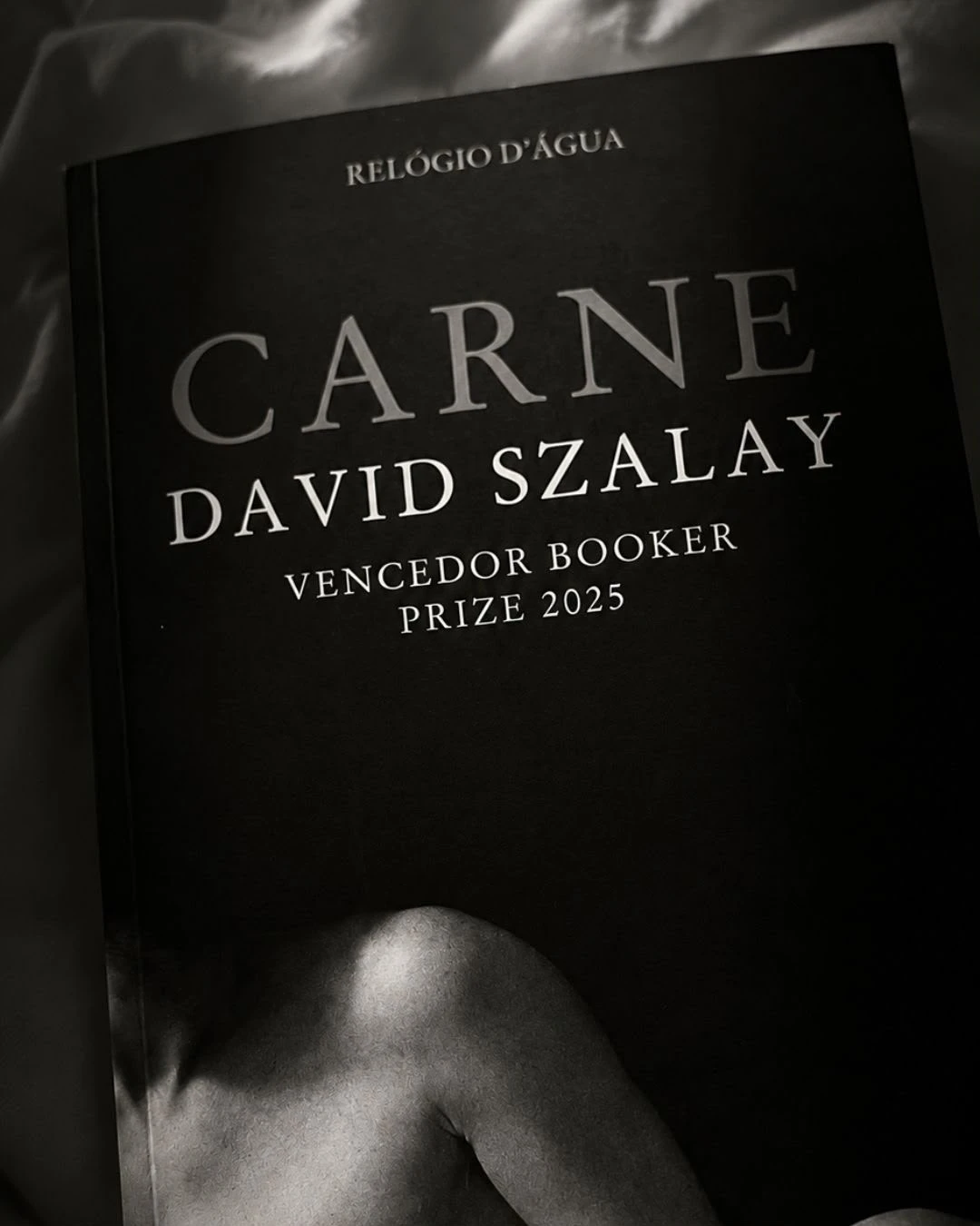 Fotografia a preto e branco de um livro e um momento de leitura